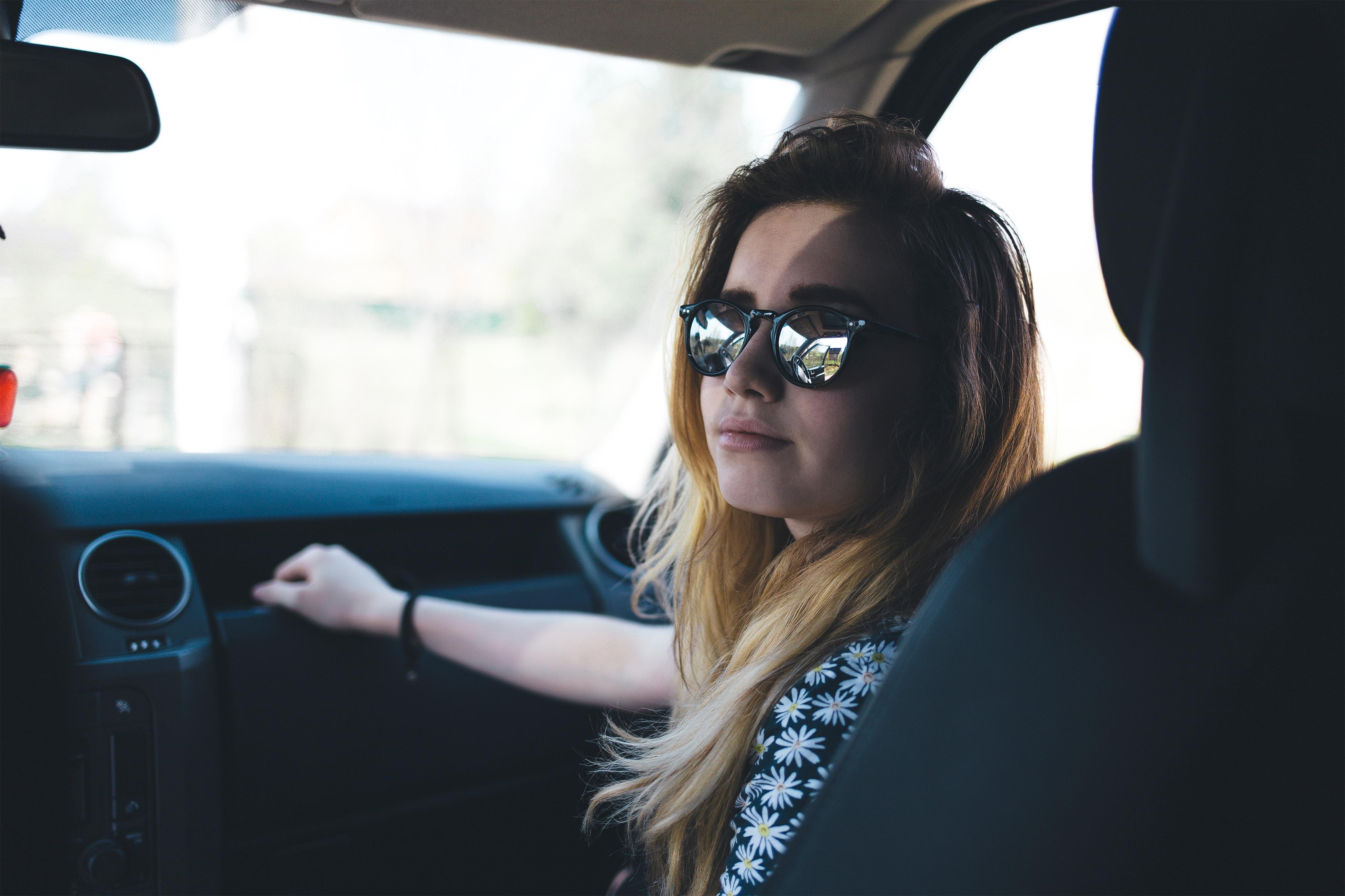 woman_looking_into_the_rear_seats